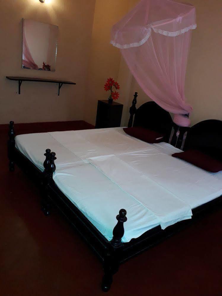 Shahira Hotel Нилавели Экстерьер фото